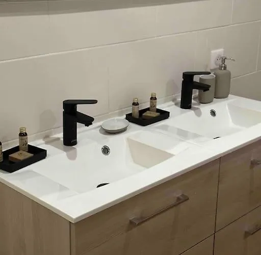 Maison Chaleureuse Avec Cheminée Bord De Rivière Hébergement de vacances *