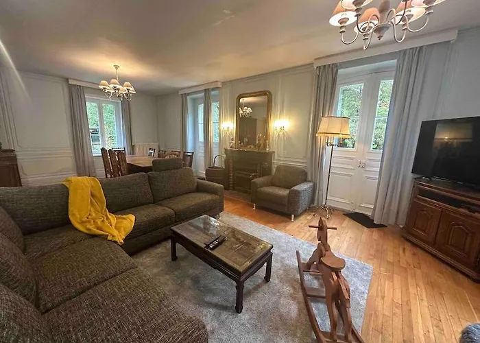 Maison Chaleureuse Avec Cheminée Bord De Rivière